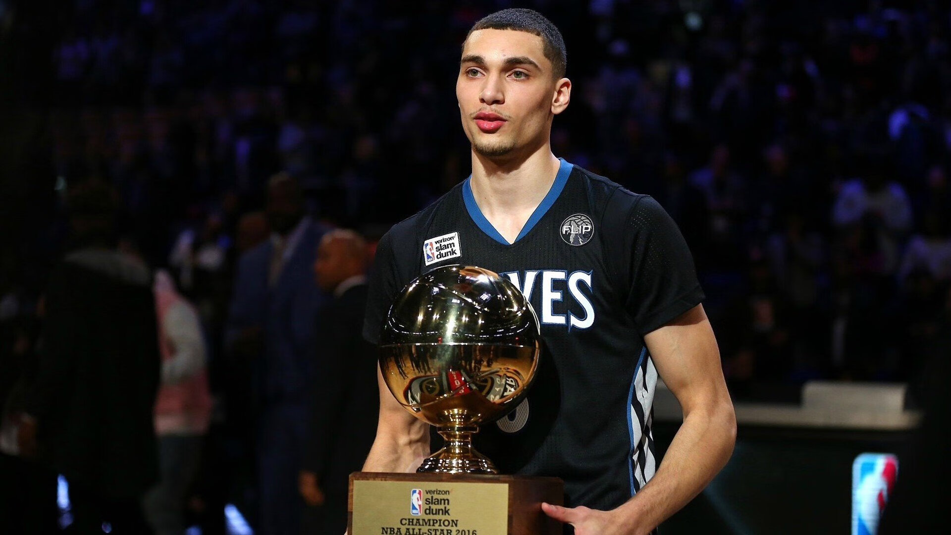 “简阳文体中心：羽毛球赛成为观众的新宠，选手技巧惊艳四座”