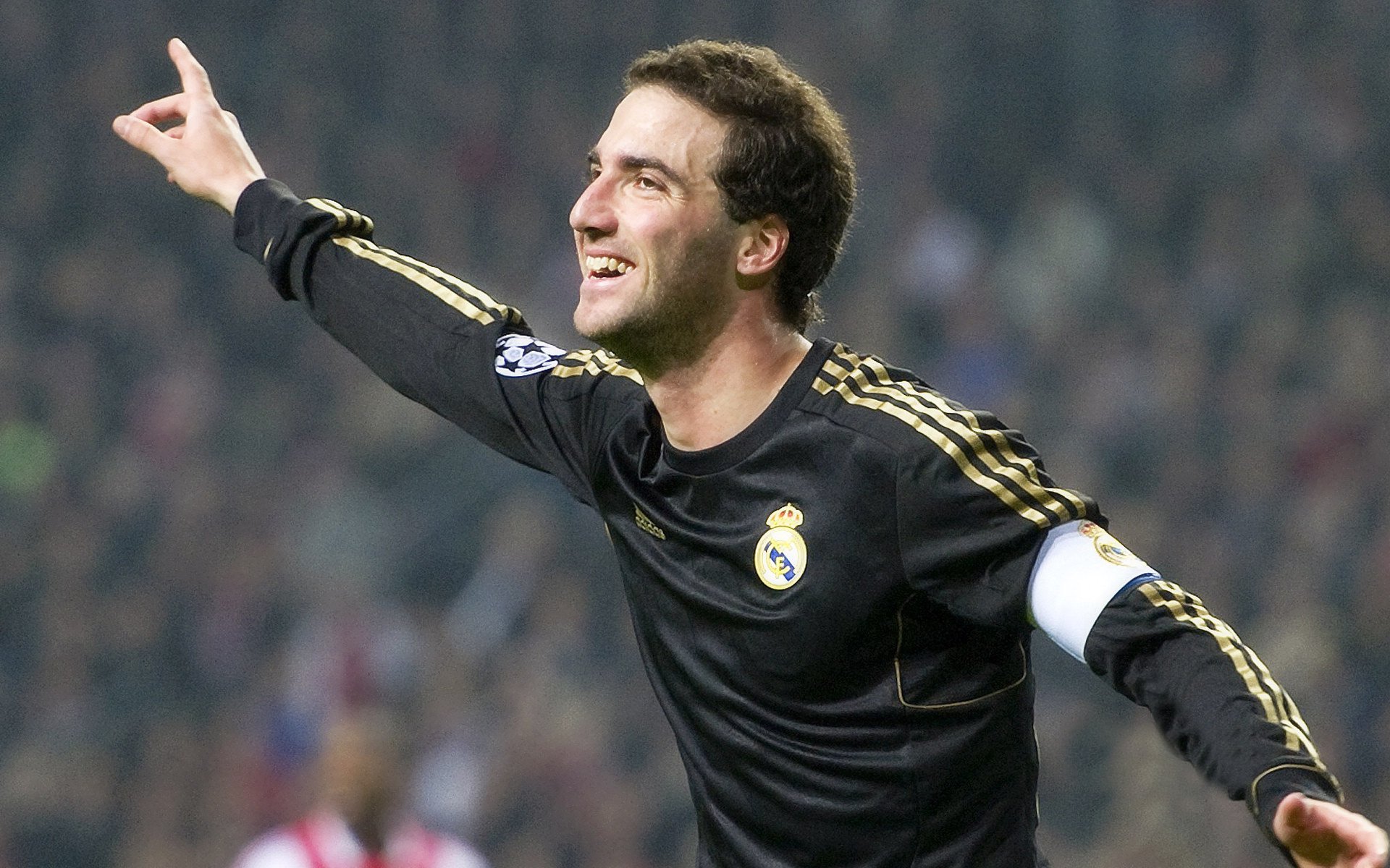 “高新体育中心：健力赛事见证选手超越自我，力争金牌”