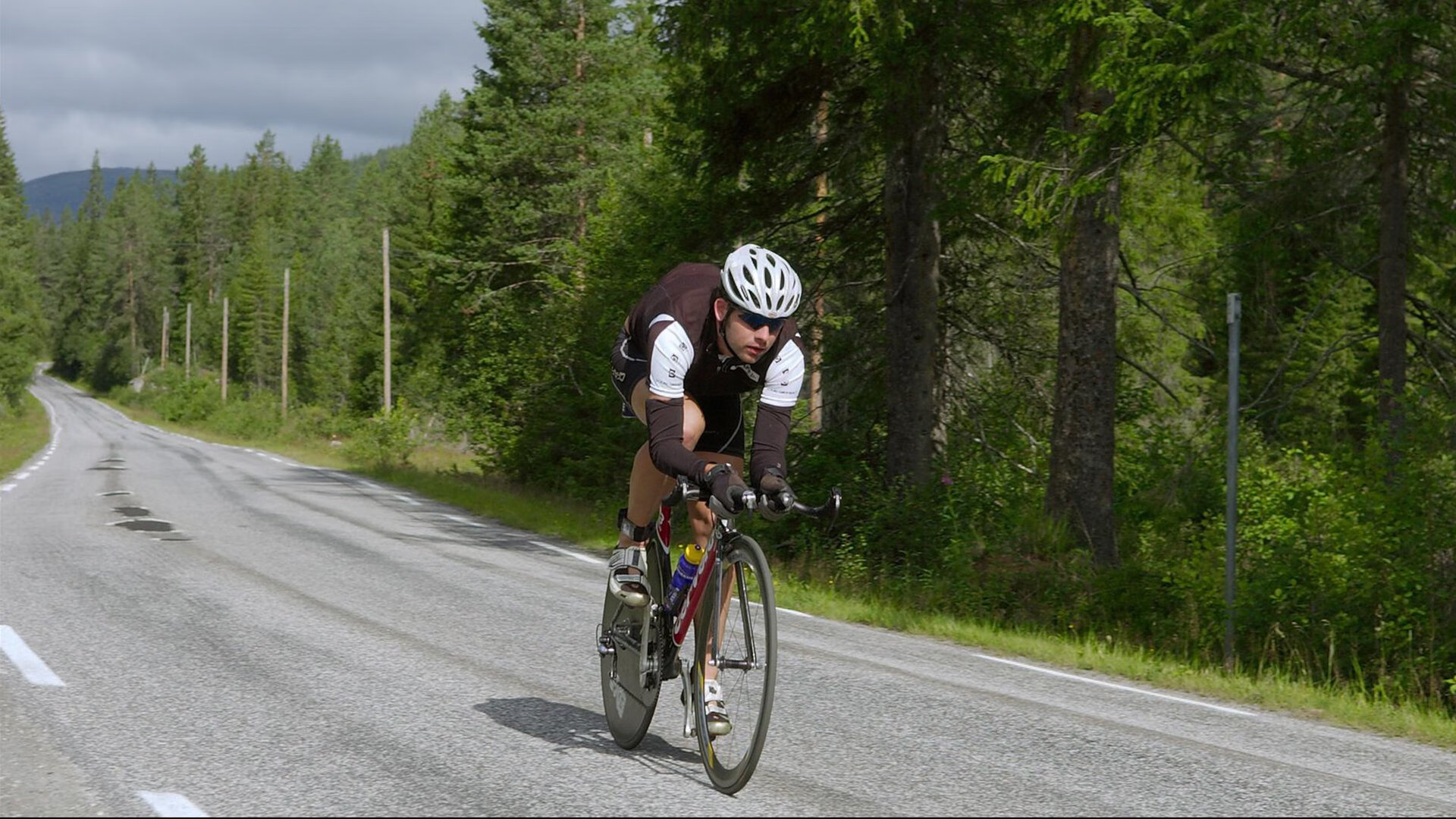“羽毛球:简阳文体中心赛场高速对决,赛点难分难解”