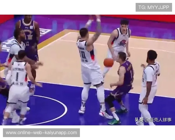CBA 新星怒砸篮球！情绪失控被队友劝阻